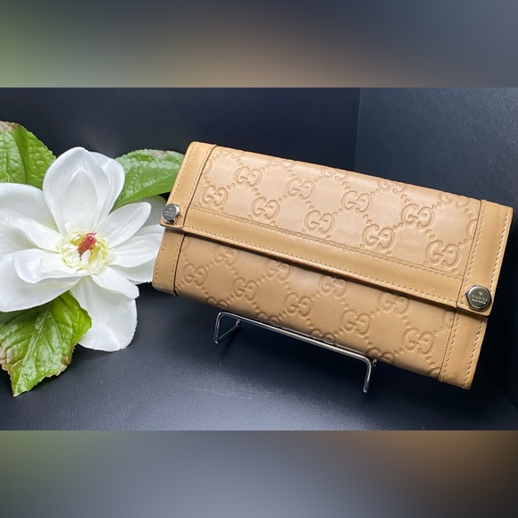 Gucci Handbags - EUC GUCCI GUCCISSIMO LEATHER TRIFOLD WALLET SIGNATURE EMBOSSED LEATHER